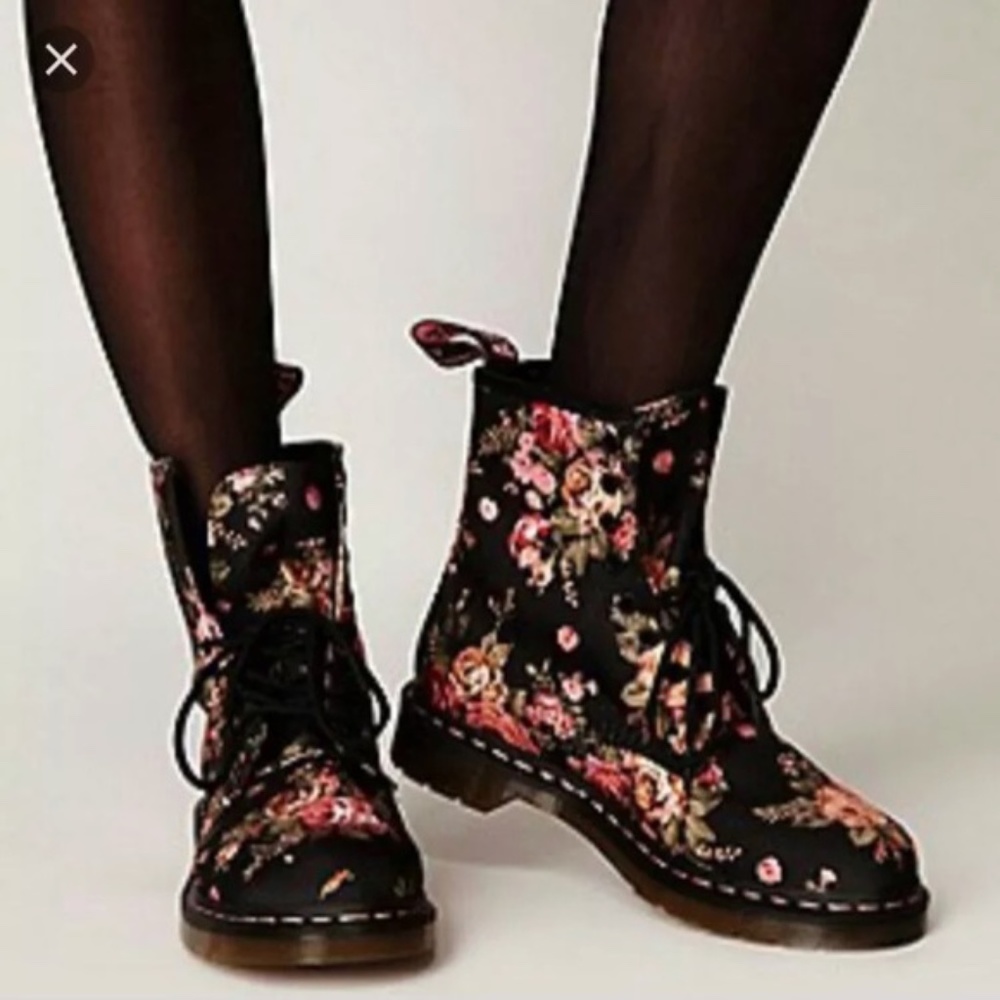 Dr. Martens Women's 1460 W Victorian Flowers